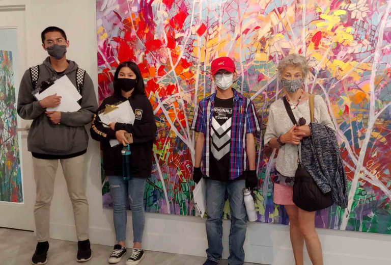 Art class visits exhibition